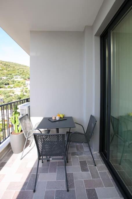 Taushani Apartment, *