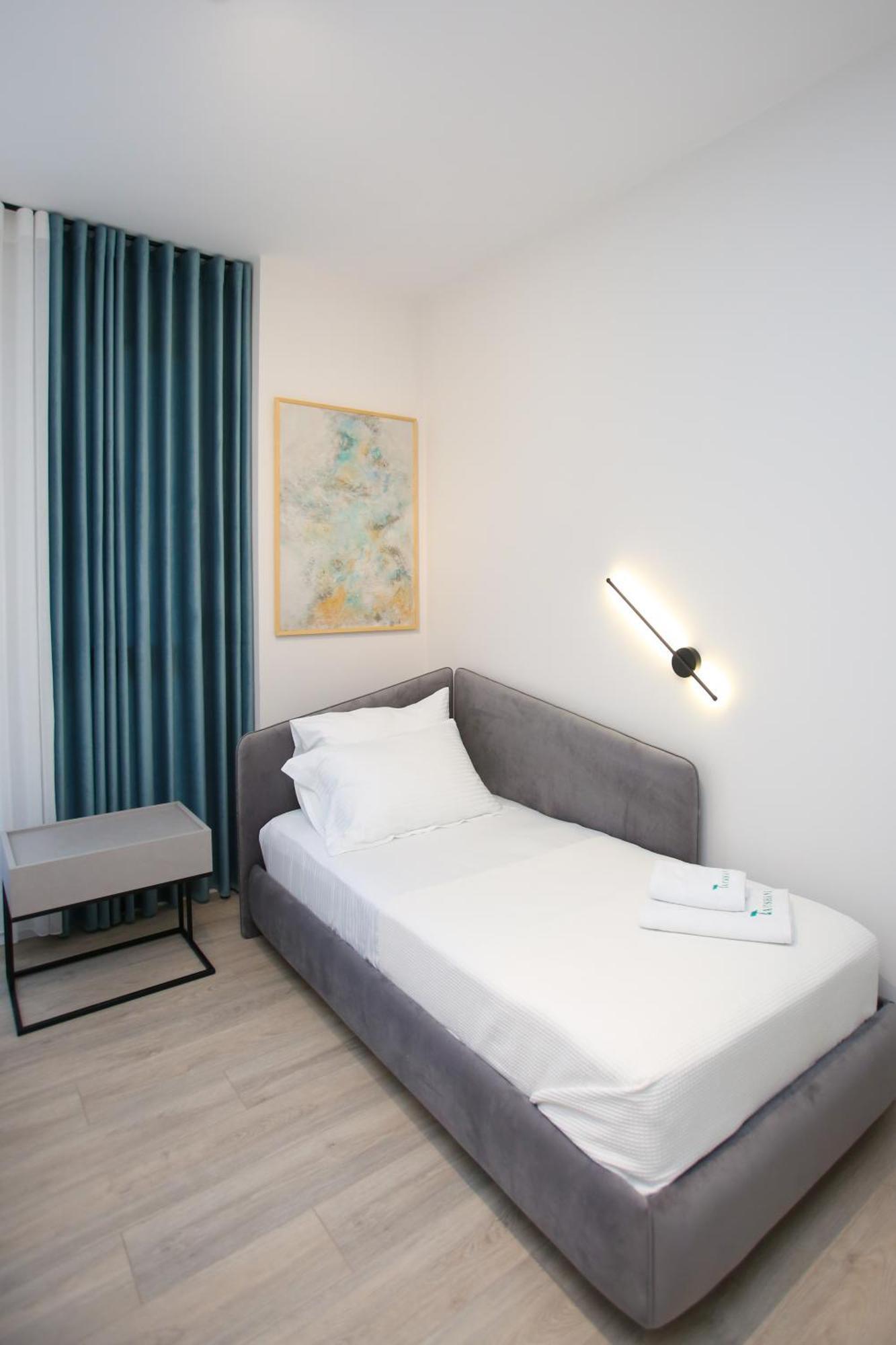 Taushani Apartment, Apartment *